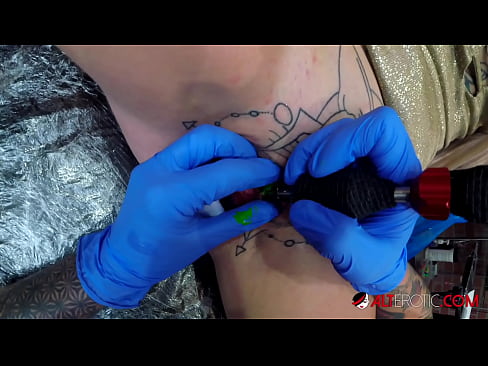 ❤️ Ekstrèmman tatoue hottie Sully Savage te fè yon tatoo sou klitoris li ❤ Porno nan nou ❌❤